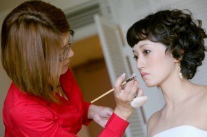 衣裳サロンにて、経験豊富なプロによるヘアメイク