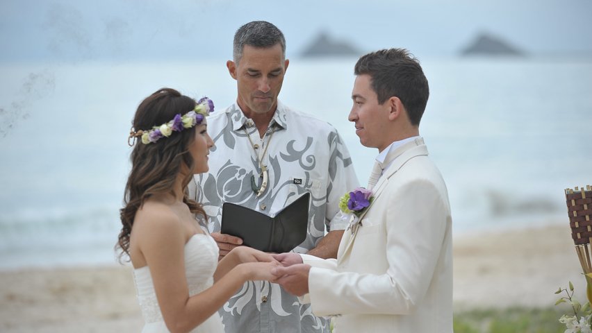 Wedding in the beach Hawaiian style