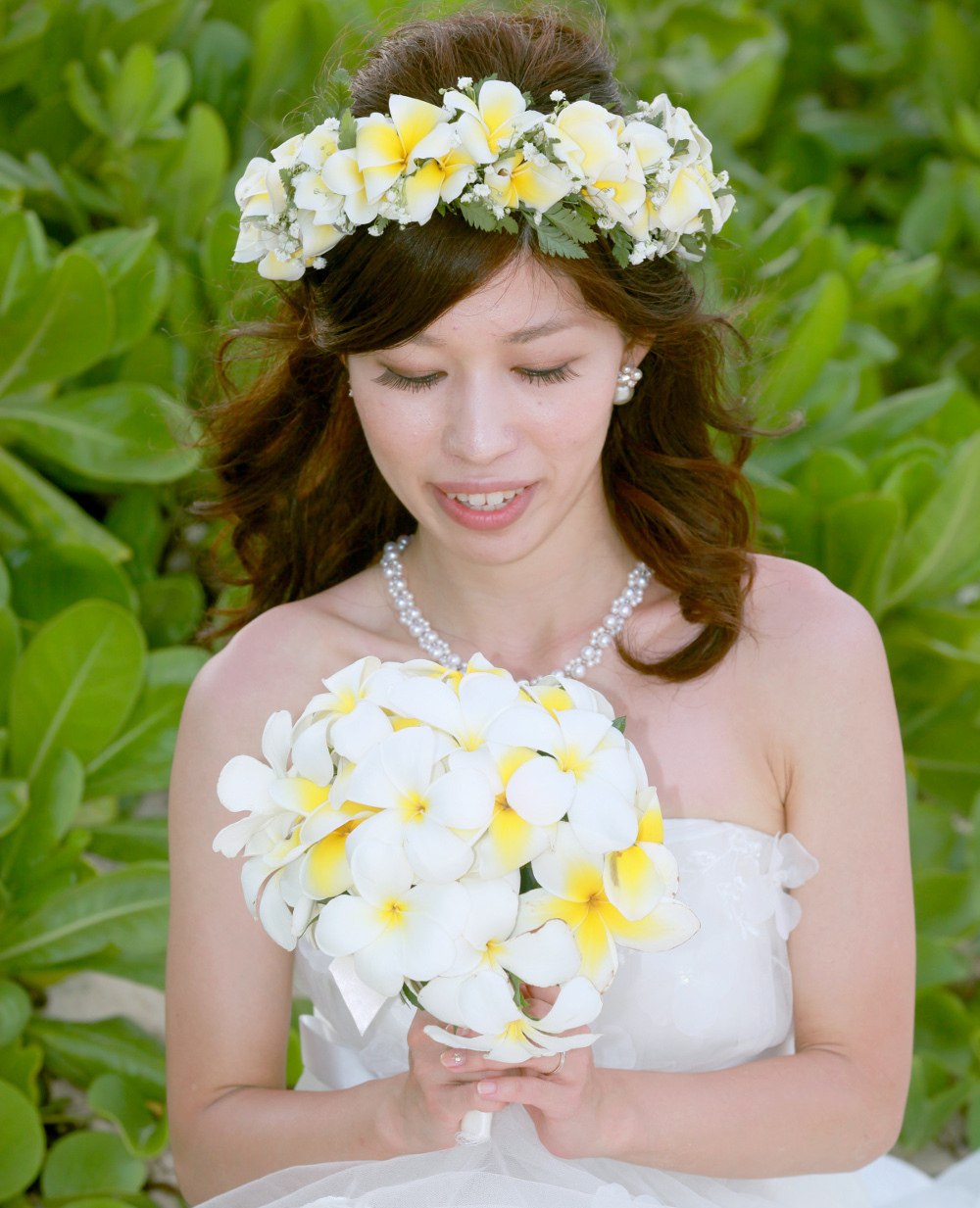 When proposing to a woman, the man would present a bouquet of blooming flowers to the woman. She would reply by giving a single flower from the bouquet back to the man.