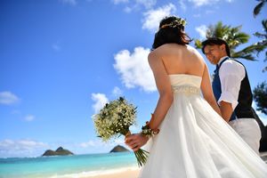 ハワイのラニカイビーチで結婚するカップル